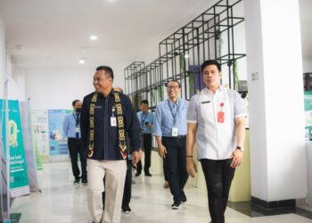 Kadis DPMPTSP Kutai Kartanegara, Bambang Arwanto bersama Kepala Kantor Wilayah Direktorat Jenderal Pajak (Kanwil DJP) Kalimantan Timur dan Utara (Kaltimtara), Max Darmawan. (Dok.Ist)