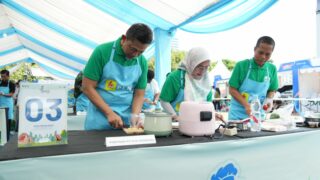 General Manager PLN UID Sulselrabar, Edyansyah (kiri), Senior Manager Niaga dan Manajemen Pelanggan, Yuli Ashaniais (tengah), dan Senior Manager Keuangan, Komunikasi, dan Umum PLN UID Sulselrabar, Ambo Tuwo (kanan) memasak menggunakan peralatan listrik dalam ajang Electric Cook Fest di Monumen Mandala, Kota Makassar pada Sabtu (18/10).