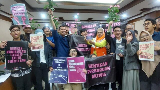Delpedro, Muzaffar, Syahdan, dan Khariq Bersama Keluarga dan Rekan Rekan di PN Jakarta Pusat